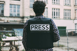 Hébergement Bulletproof - Journaliste portant un gilet pare-balles