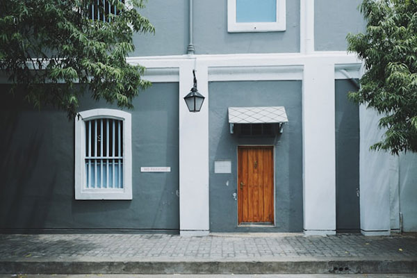 Edificio con puerta de madera cerrada.