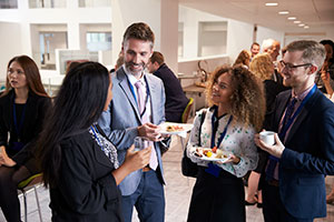 Personas haciendo networking durante el almuerzo